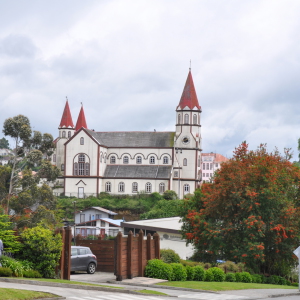 Kirche in Puerto Vargas: Limburg oder Schwarzwald?